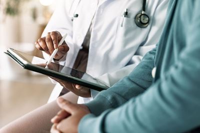 patient talks with doctor